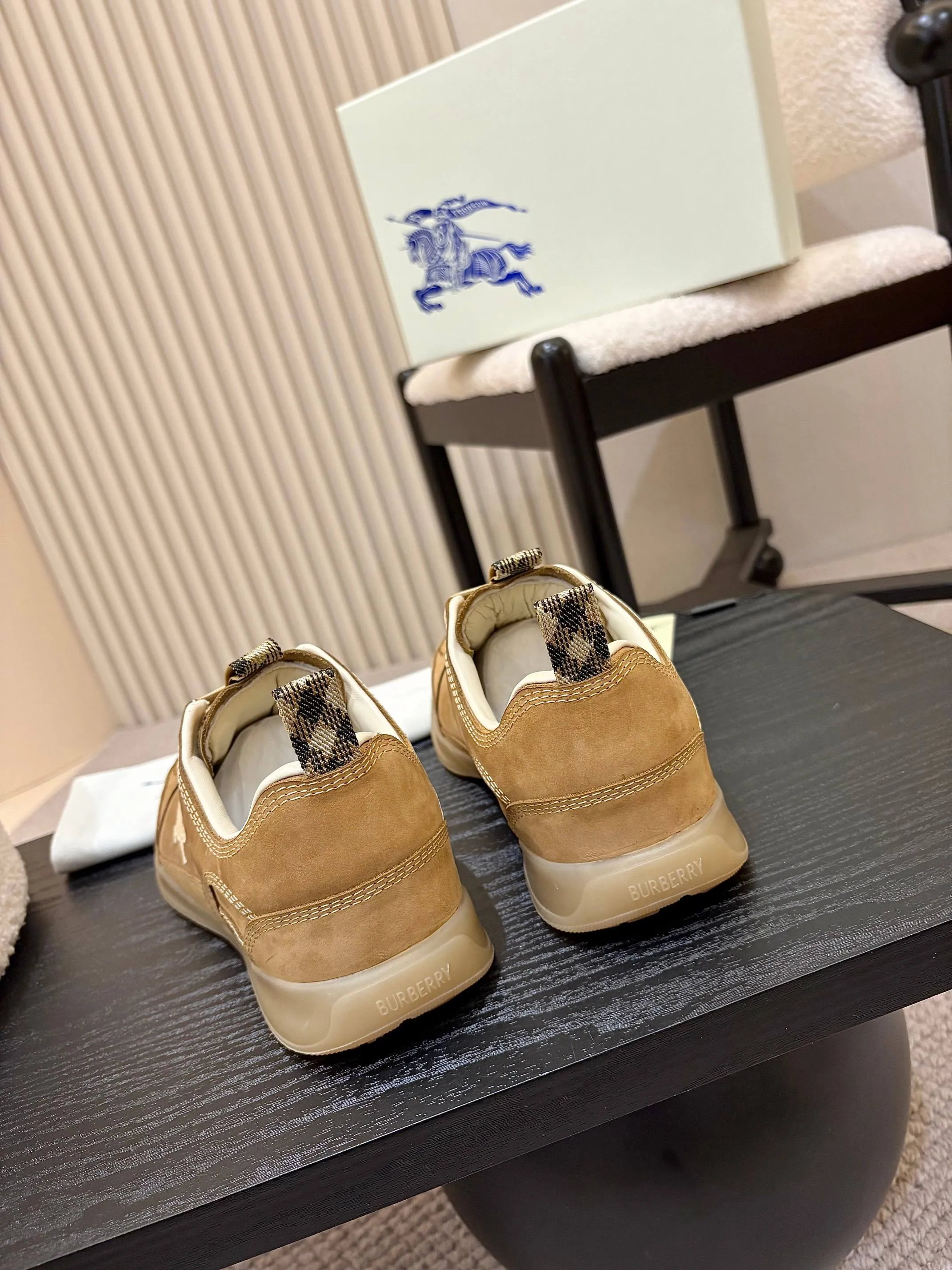 Men's shoes 💰640 Burberry's popular casual sneakers, debuted at the brand's 2025 summer fashion show. Made of refined Italian leather with tonal topstitching details, it's inspired by sporty design. Paired with lightweight soles and Burberry checkered shoe tabs, embellished with embroidery of the brand's Equestrian Knight logo (EKD) ✅Fabric: frosted/grained cowhide ✅Lining: sheepskin ✅Outsole: ultra-light rubber sole ✅Color: black/white/apricot available ✅Size: Men's 39-46 (45, 46 customized)